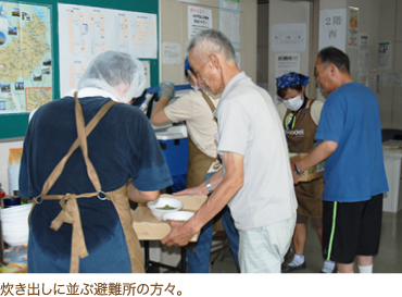 炊き出しに並ぶ避難所の方々。