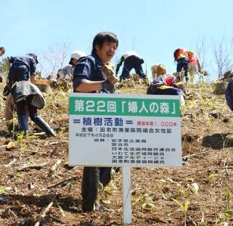 とどけ隊植樹.jpg