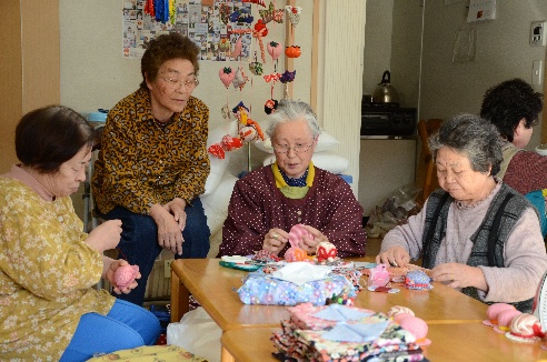 いきいき教室で手芸をたのしむ皆さん