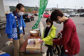 221227_food drive1.jpg