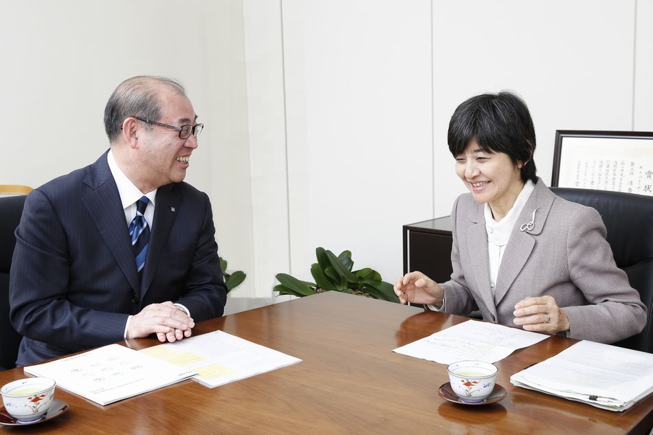 懇談する板東長官（右）と浅田会長（左）