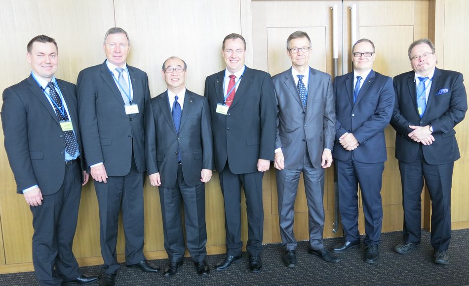 北カレリア生協の皆さんと日本生協連 浅田会長（左から3人目）