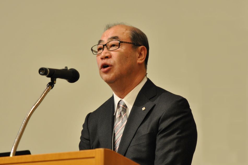 開会あいさつをする浅田会長