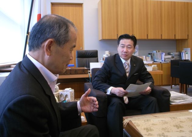 山下会長（左）より福山内閣官房副長官（右）へ