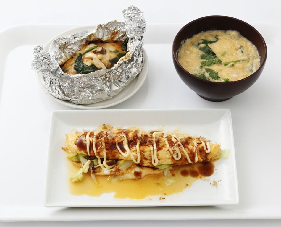 魚料理部門グランプリ　料理名「キャベツと卵のとんぺい焼き風、タラと野菜のホイル焼き、とろろとほうれん草のお吸い物」