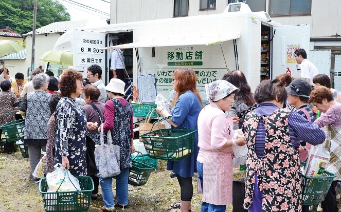 仮設住宅を回る、いわて生協の移動店舗「にこちゃん号」