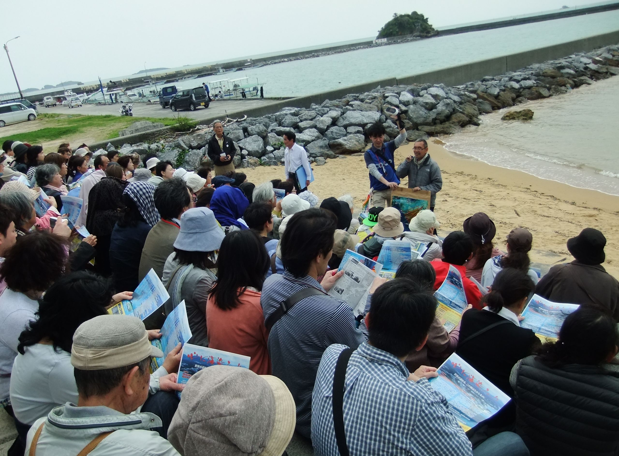 辺野古の埋め立て工事の話を聞く参加者