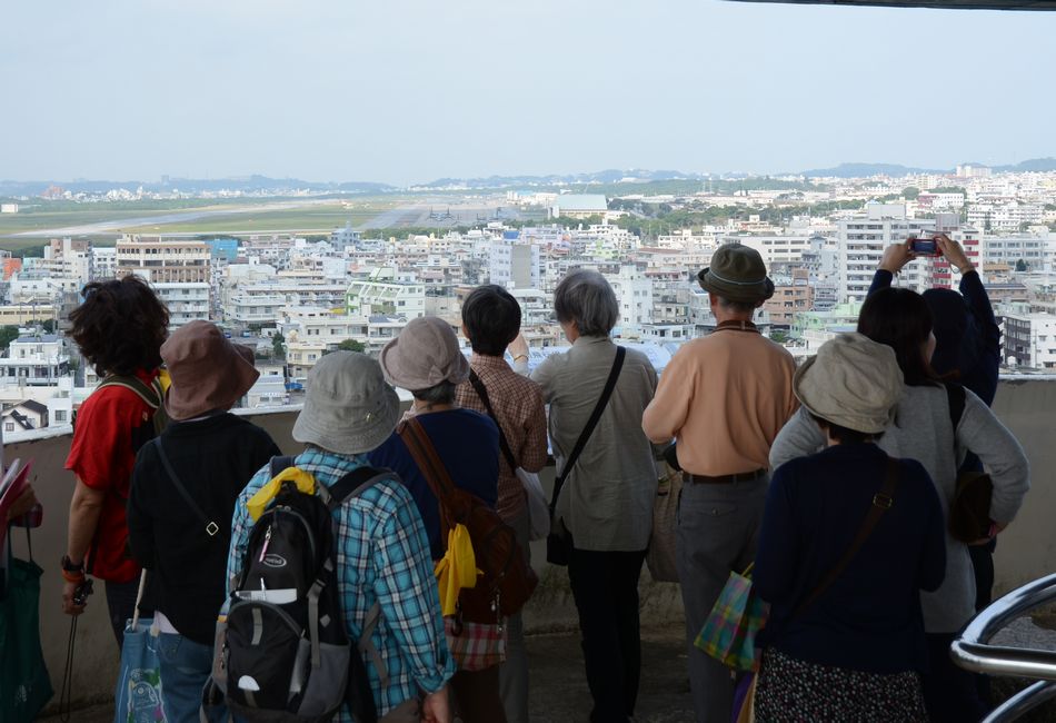 嘉数高台の展望台から普天間基地を望む