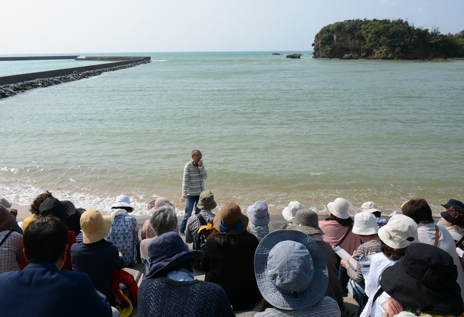 辺野古の米軍基地に反対する運動をされている方から説明を聞く参加者