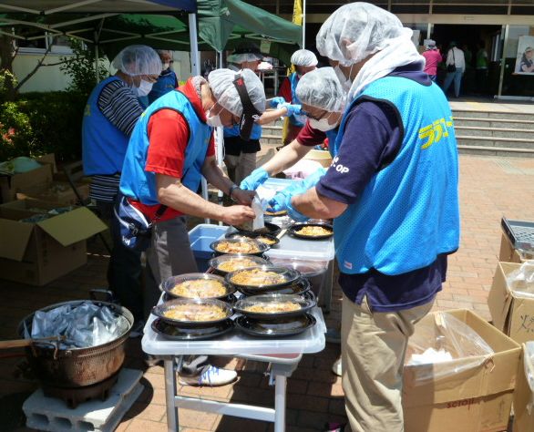 嘉島町民体育館（熊本県）での炊き出しの様子