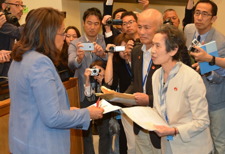 交渉会議議長への署名提出（提供：ヒバクシャ国際署名推進連絡会）