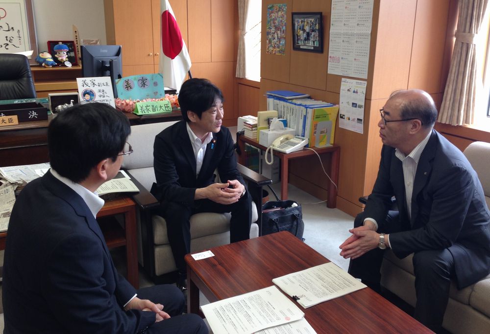 (右から）日本生協連 浅田会長、文部科学省 義家副大臣、日本生協連 和田専務